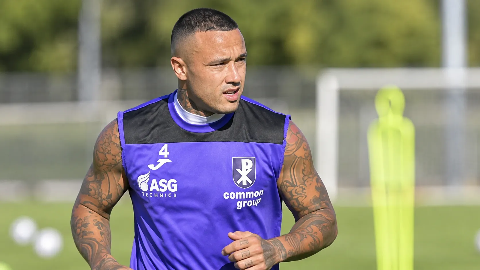 Radja Nainggolan tijdens een training in het tenue van Bhayangkara FC.