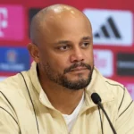 Vincent Kompany tijdens een persmoment van Bayern München.