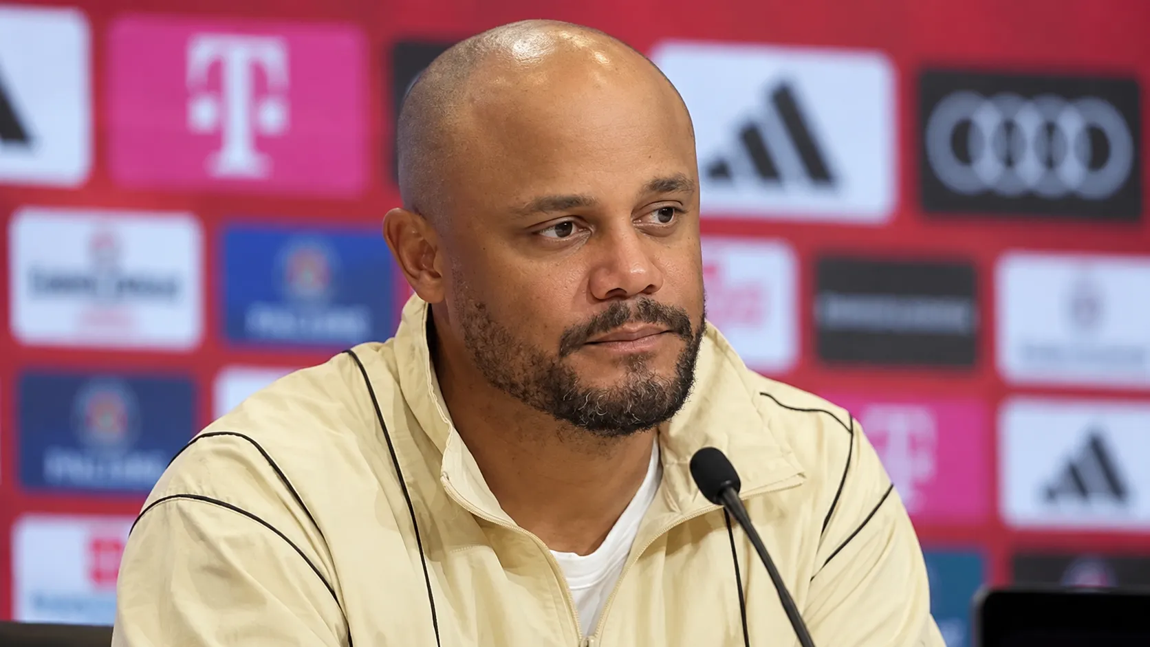 Vincent Kompany tijdens een persmoment van Bayern München.