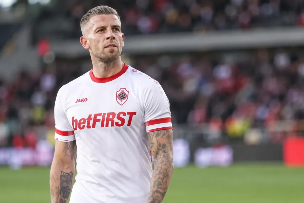 Toby Alderweireld in een wit voetbalshirt op het veld.