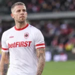 Toby Alderweireld in een wit voetbalshirt op het veld.