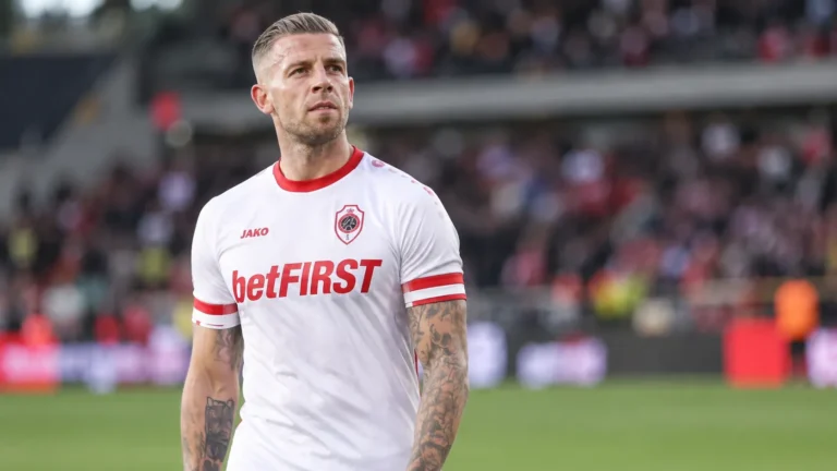 Toby Alderweireld in een wit voetbalshirt op het veld.