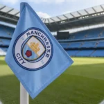 Een Manchester City-cornervlag naast een leeg voetbalveld.