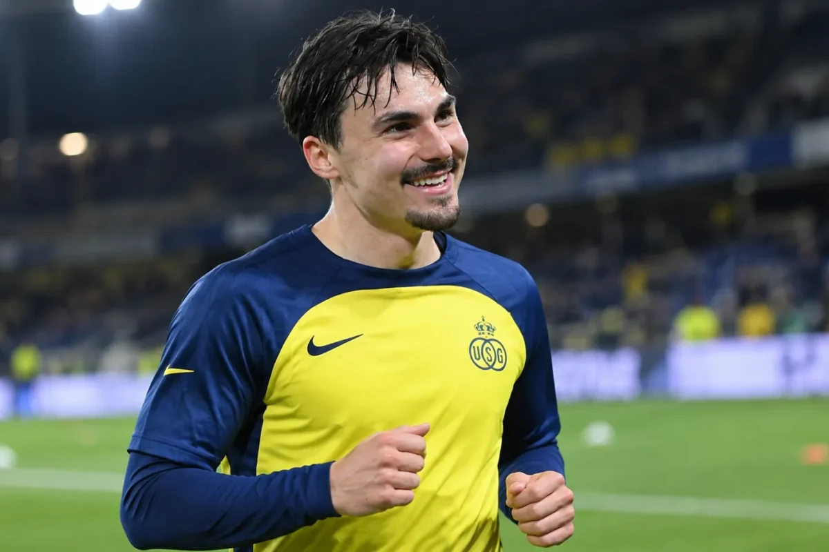 Mateo Biondic van Union tijdens een rustige warming-up op het veld.
