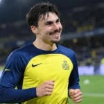Mateo Biondic van Union tijdens een rustige warming-up op het veld.