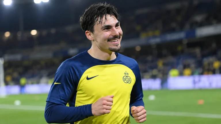 Mateo Biondic van Union tijdens een rustige warming-up op het veld.
