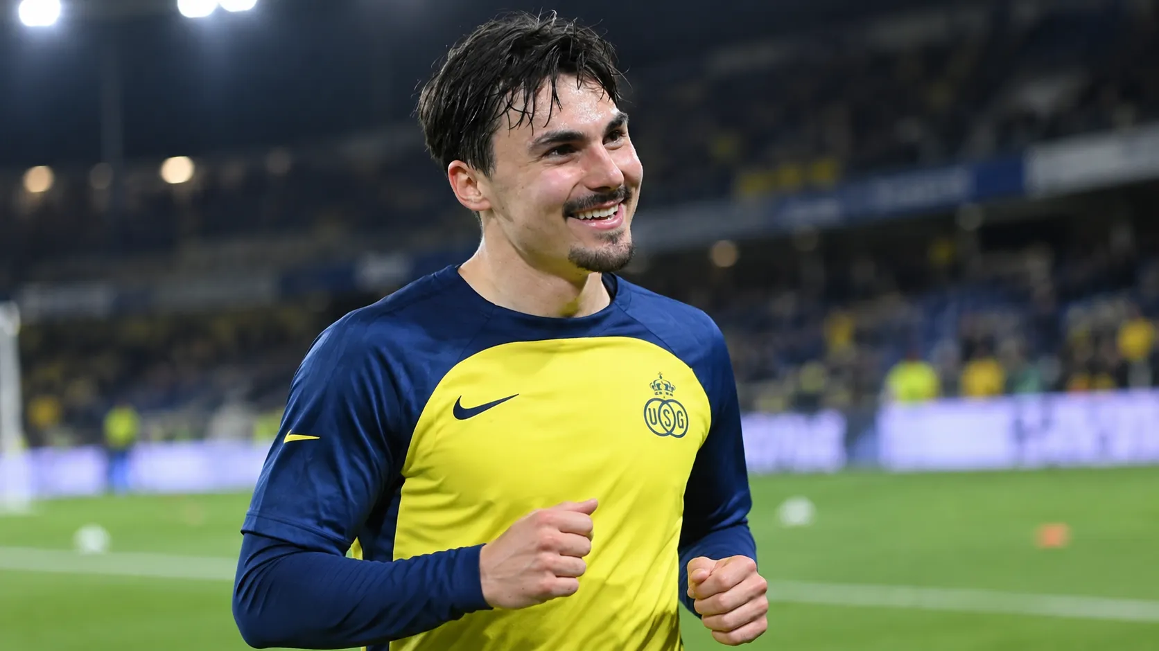 Mateo Biondic van Union tijdens een rustige warming-up op het veld.