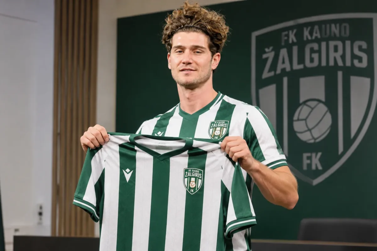 Anton Tanghe toont het shirt van FK Kauno Zalgiris tijdens een officiële clubpresentatie.