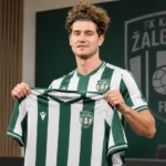 Anton Tanghe toont het shirt van FK Kauno Zalgiris tijdens een officiële clubpresentatie.