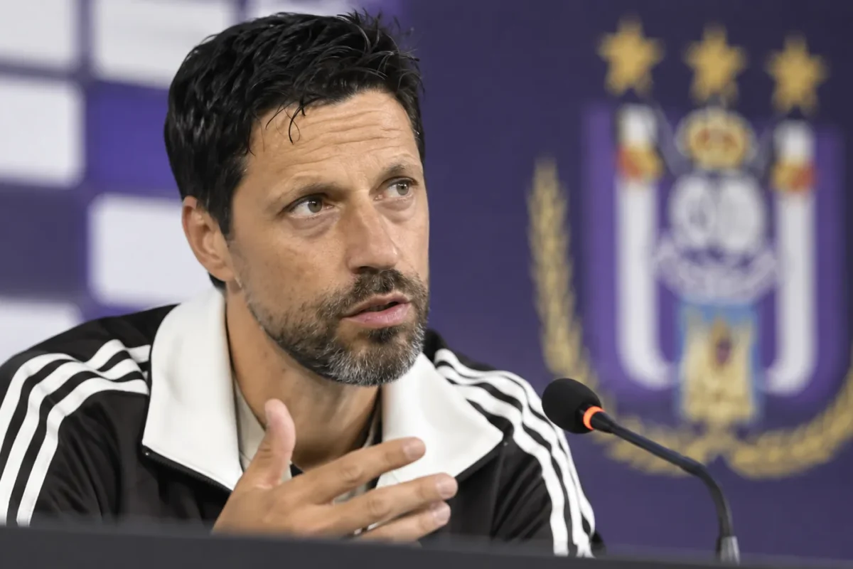 Bruno Vitor spreekt in een mediazaal van Anderlecht.