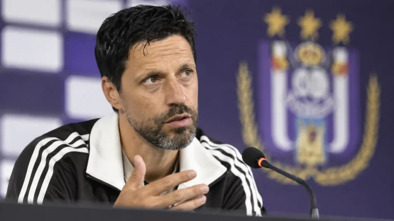 Bruno Vitor spreekt in een mediazaal van Anderlecht.