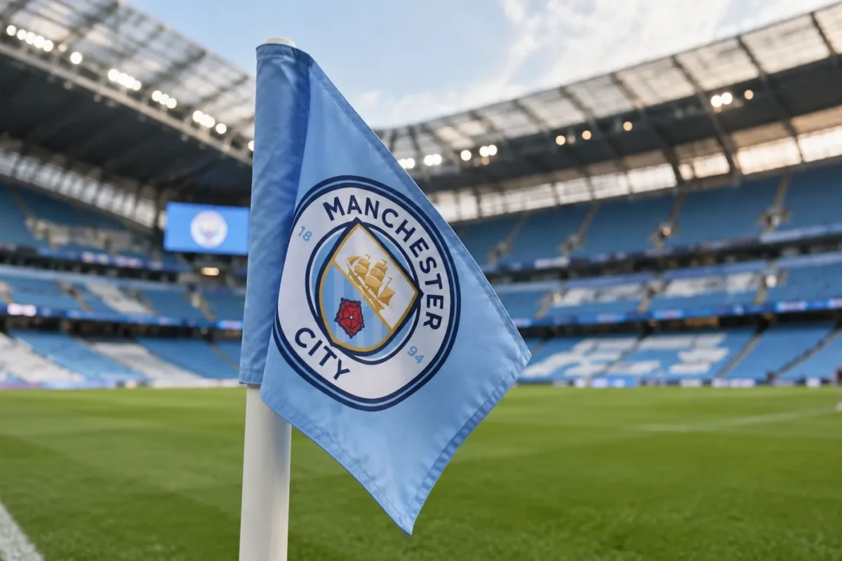 Een lichtblauwe Manchester City-hoekvlag naast het voetbalveld in een stadion.
