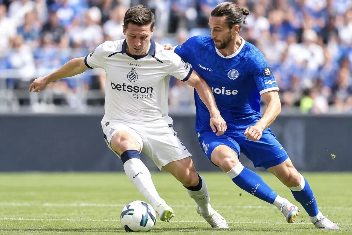 Twee voetballers van Club Brugge en KAA Gent vechten om balbezit tijdens een wedstrijd.