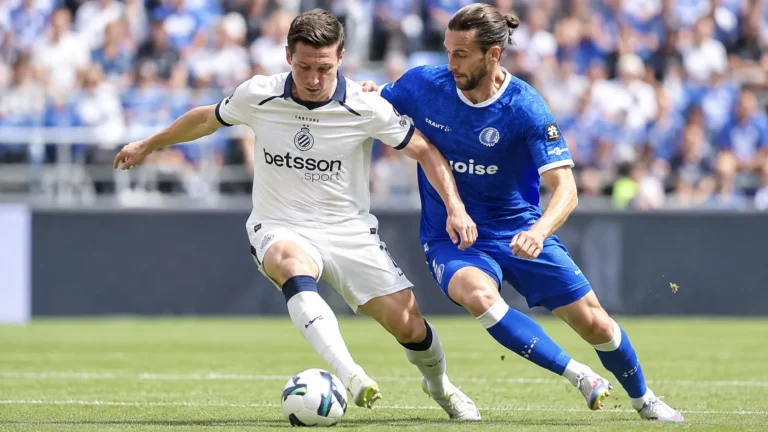 Twee voetballers van Club Brugge en KAA Gent vechten om balbezit tijdens een wedstrijd.