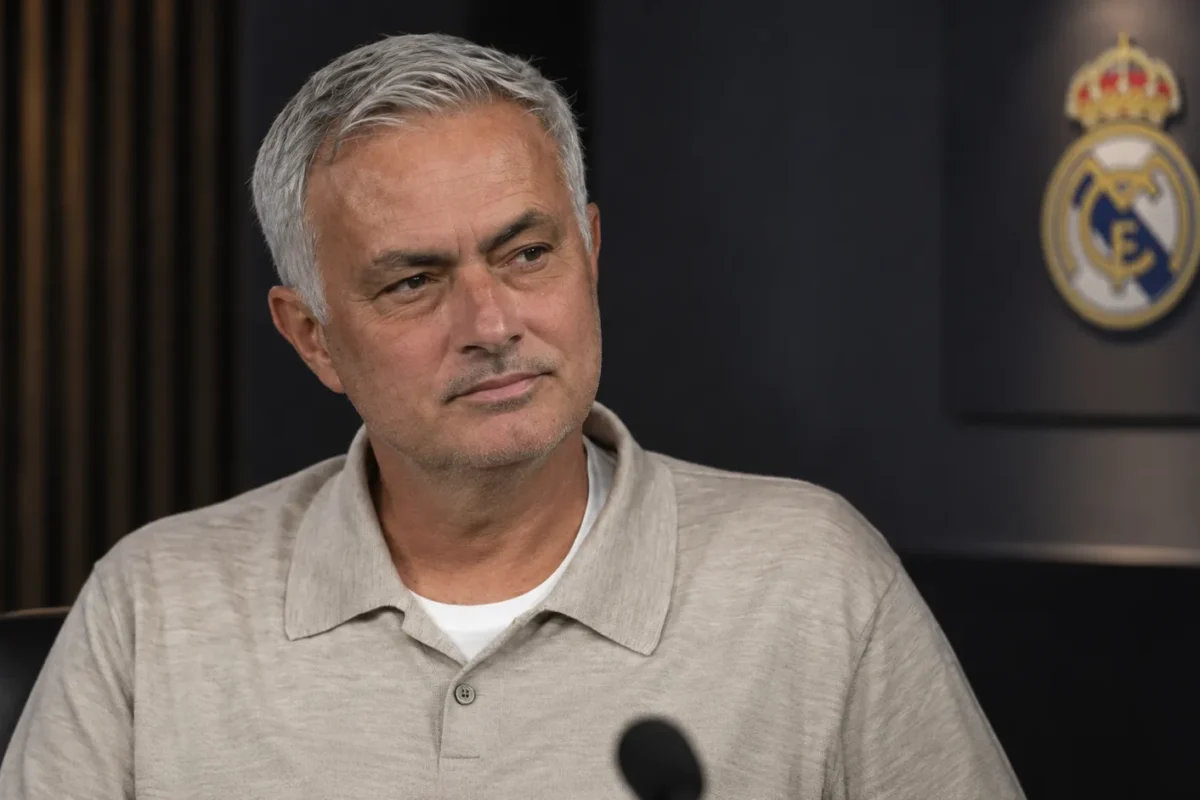 José Mourinho tijdens een interview in een mediaomgeving van Real Madrid.