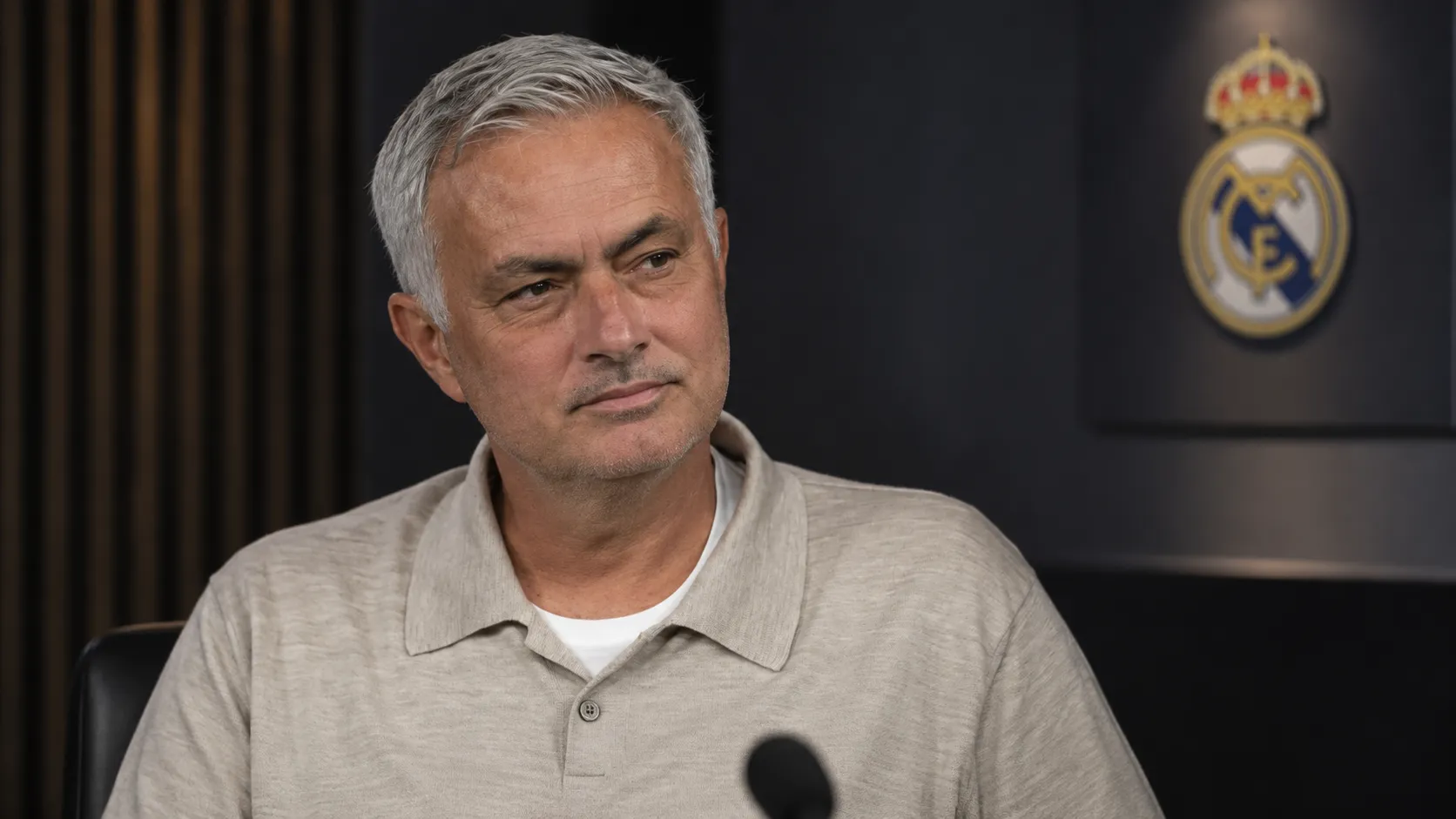 José Mourinho tijdens een interview in een mediaomgeving van Real Madrid.