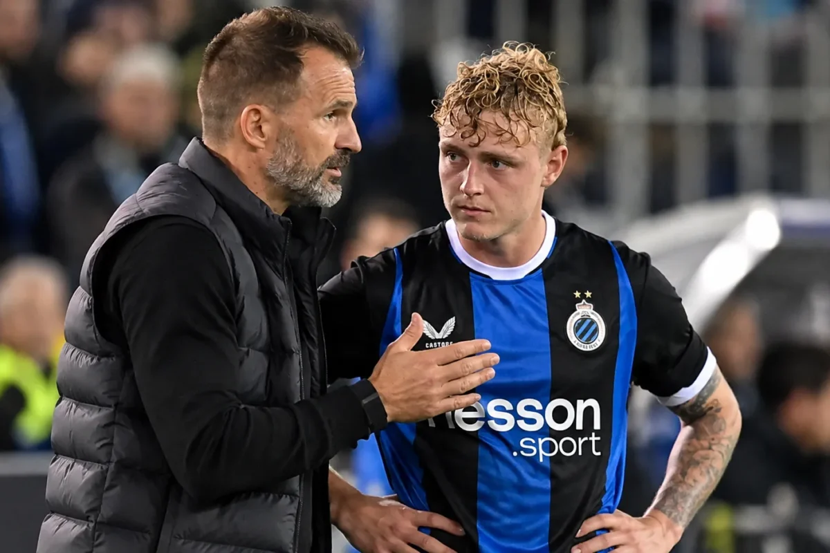 Joaquin Seys in Club Brugge-tenue naast een staflid aan de zijlijn.