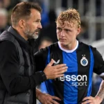 Joaquin Seys in Club Brugge-tenue naast een staflid aan de zijlijn.