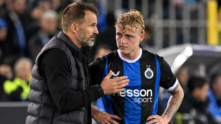 Joaquin Seys in Club Brugge-tenue naast een staflid aan de zijlijn.
