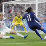 Franse en Belgische spelers in actie voor het doel tijdens een interland.