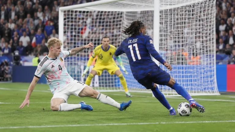 Franse en Belgische spelers in actie voor het doel tijdens een interland.