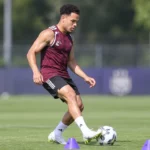 Mario Stroeykens drinkt water tijdens een training van RSC Anderlecht.