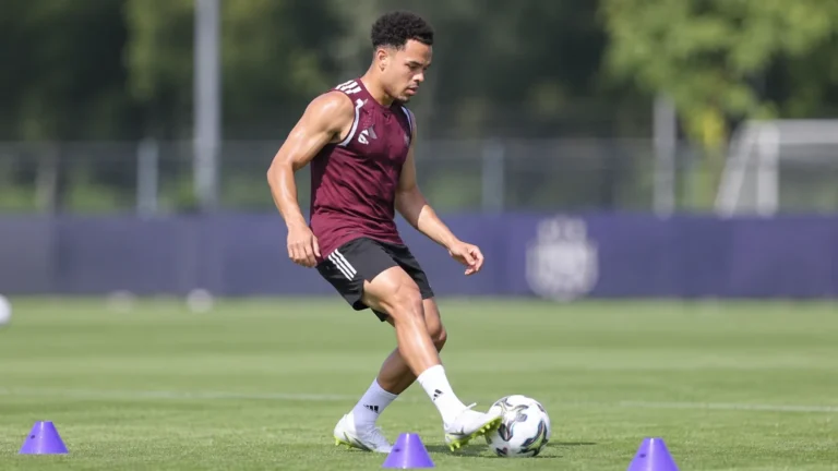 Mario Stroeykens drinkt water tijdens een training van RSC Anderlecht.