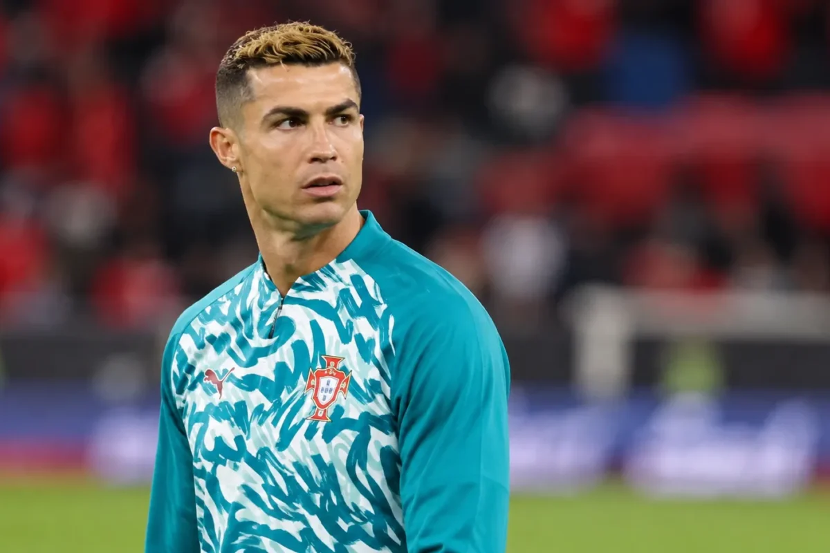 Cristiano Ronaldo in een Portugese warming-uptop aan de rand van het veld.