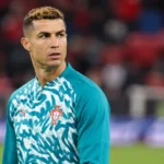Cristiano Ronaldo in een Portugese warming-uptop aan de rand van het veld.