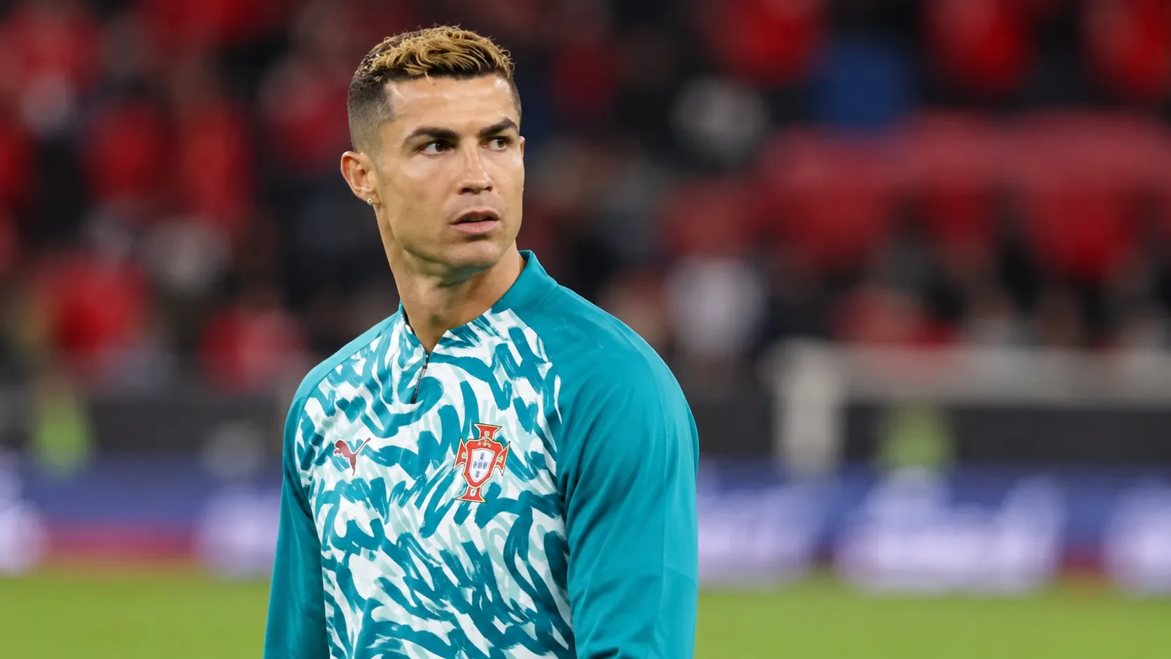 Cristiano Ronaldo in een Portugese warming-uptop aan de rand van het veld.