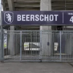 Afgesloten toegang tot tribune 4 van het Olympisch Stadion met een vast Beerschot-ingangsbord.
