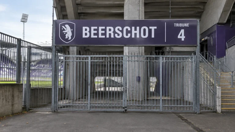 Afgesloten toegang tot tribune 4 van het Olympisch Stadion met een vast Beerschot-ingangsbord.