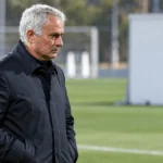 José Mourinho kijkt vanaf de zijlijn uit over een trainingsveld van Real Madrid.
