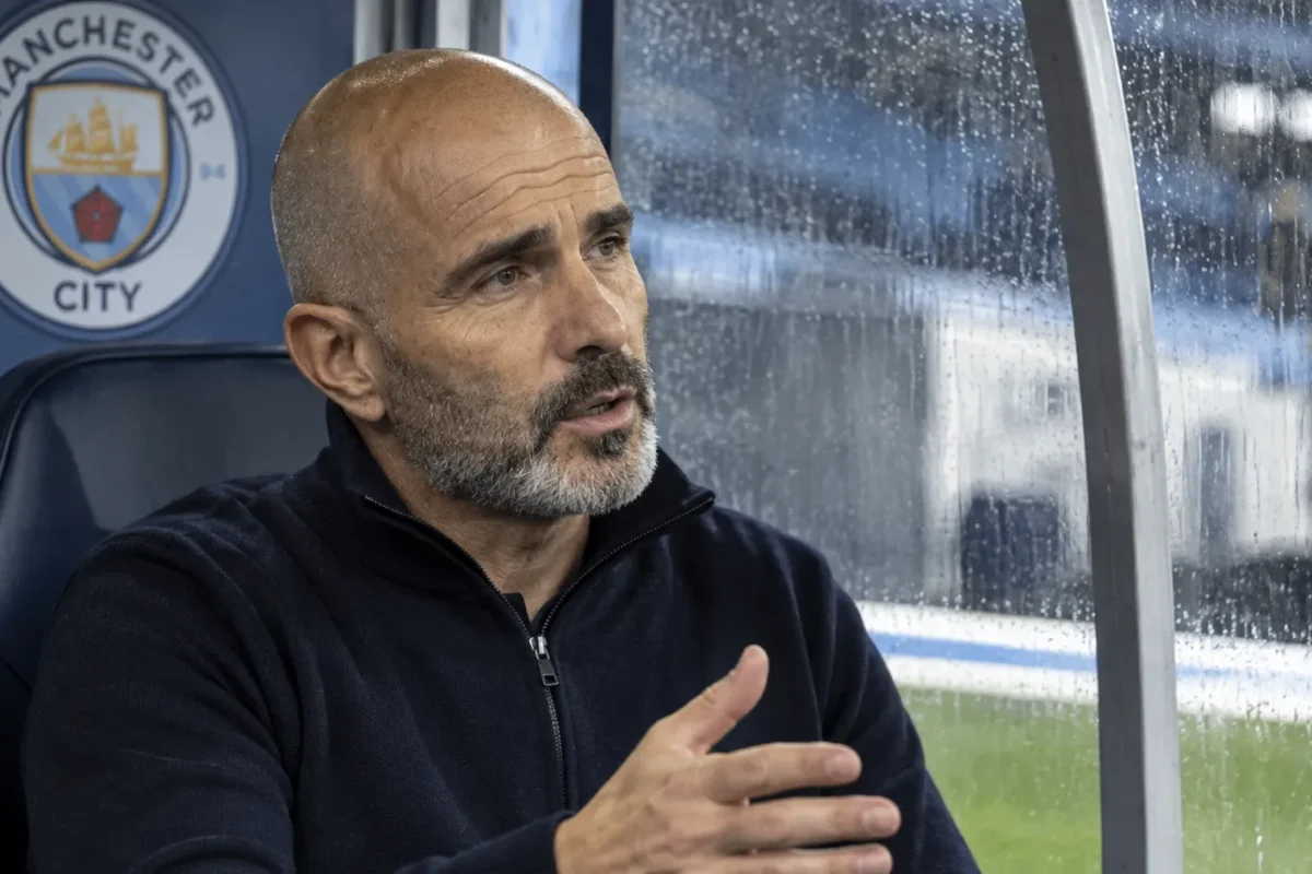 Enzo Maresca tijdens een interview in een technische zone van Manchester City.