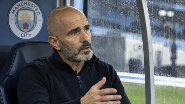 Enzo Maresca tijdens een interview in een technische zone van Manchester City.