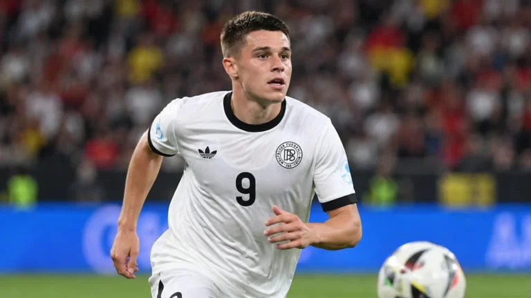 Nicolo Tresoldi in het witte shirt van Duitsland op het voetbalveld.