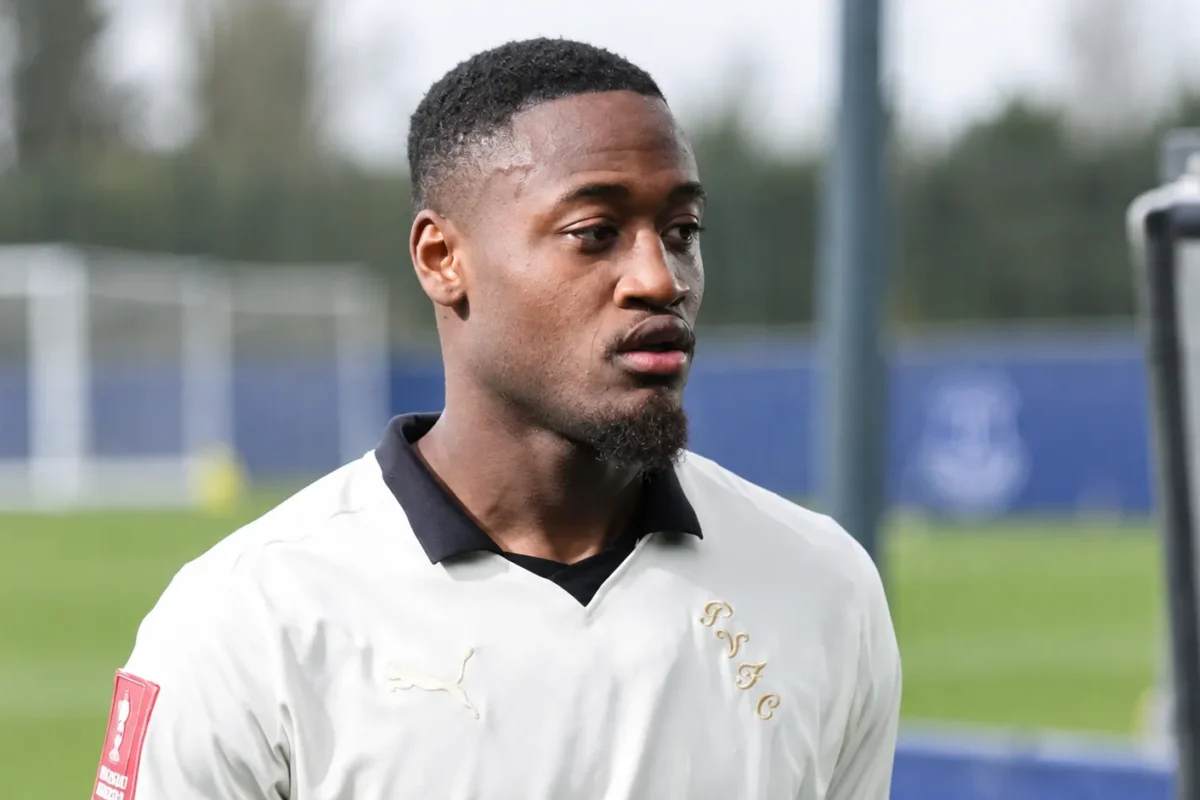 Martin Sherif in een wit Everton-shirt aan de rand van een trainingsveld.