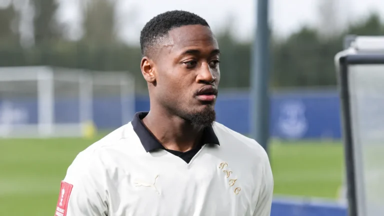 Martin Sherif in een wit Everton-shirt aan de rand van een trainingsveld.