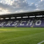 Lege tribune met paars-witte Beerschot-belettering op het Kiel.