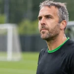 Ralf Seuntjens aan de rand van een trainingsveld tijdens een veldsessie.