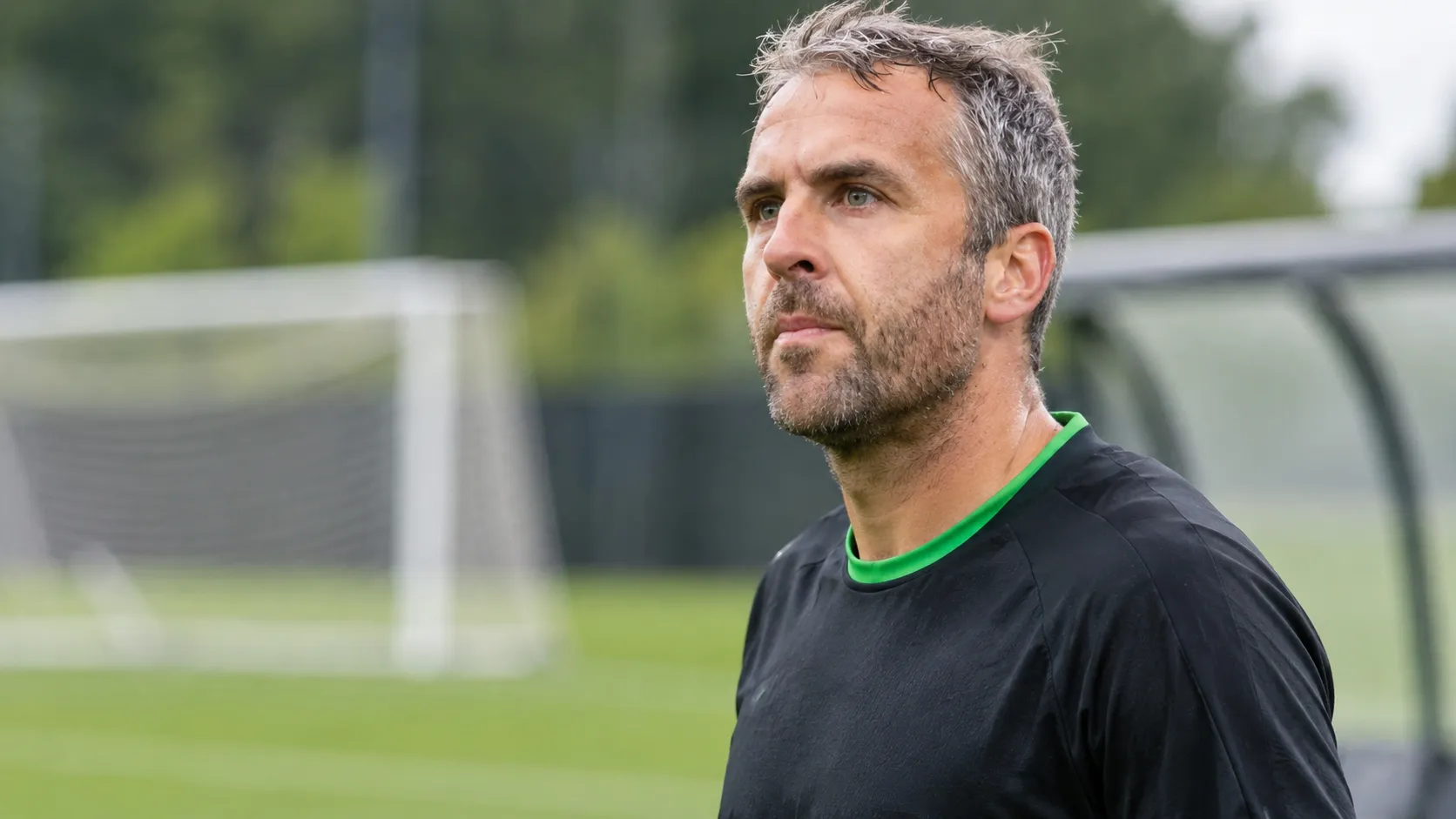 Ralf Seuntjens aan de rand van een trainingsveld tijdens een veldsessie.