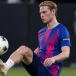 Frenkie de Jong tijdens een gecontroleerde oefening op het trainingsveld van FC Barcelona.