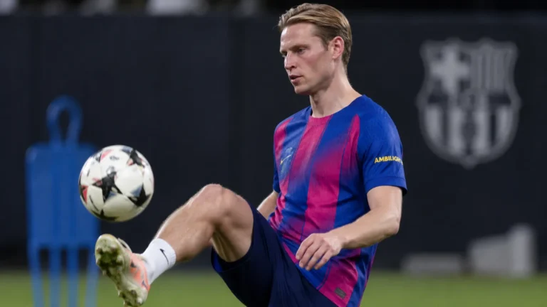 Frenkie de Jong tijdens een gecontroleerde oefening op het trainingsveld van FC Barcelona.