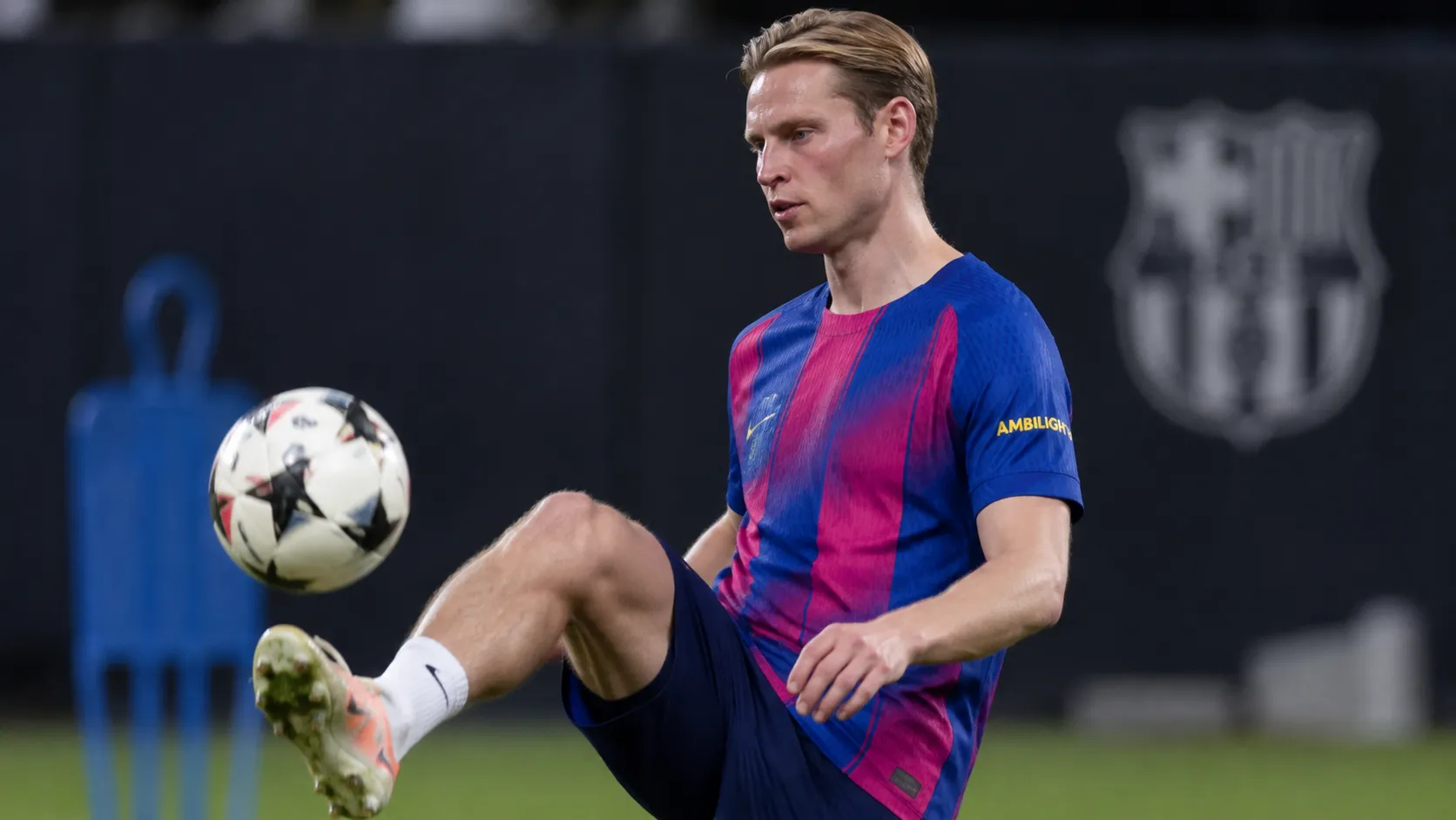 Frenkie de Jong tijdens een gecontroleerde oefening op het trainingsveld van FC Barcelona.