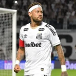 Neymar van Santos in actie tijdens een wedstrijd in een Braziliaans stadion.