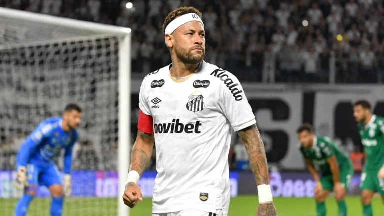 Neymar van Santos in actie tijdens een wedstrijd in een Braziliaans stadion.