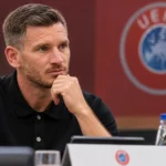 Jan Vertonghen tijdens een professionele UEFA-opleidingssessie aan een seminartafel.