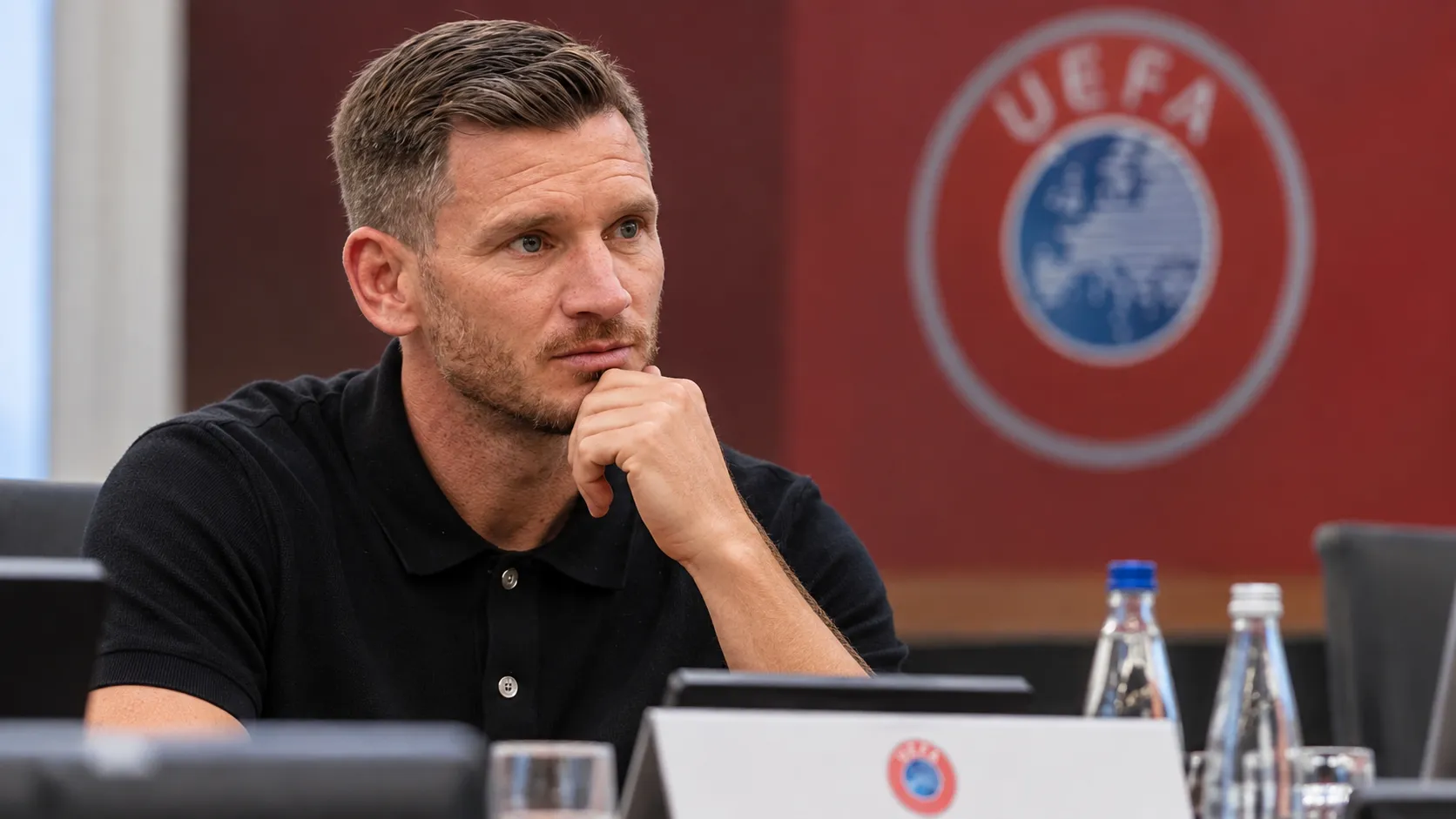 Jan Vertonghen tijdens een professionele UEFA-opleidingssessie aan een seminartafel.