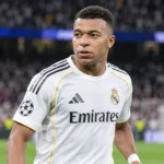 Kylian Mbappé in het shirt van Real Madrid op het grasveld.