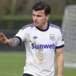 Giulian Biancone in het shirt van RSC Anderlecht langs de rand van het veld.